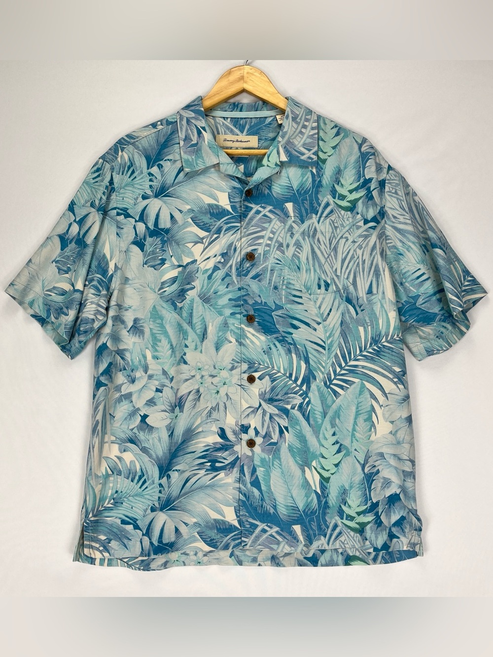SOLD Tommy Bahama Silk Button Down Shirt Men’s Size Medium Blue Tropical Wood